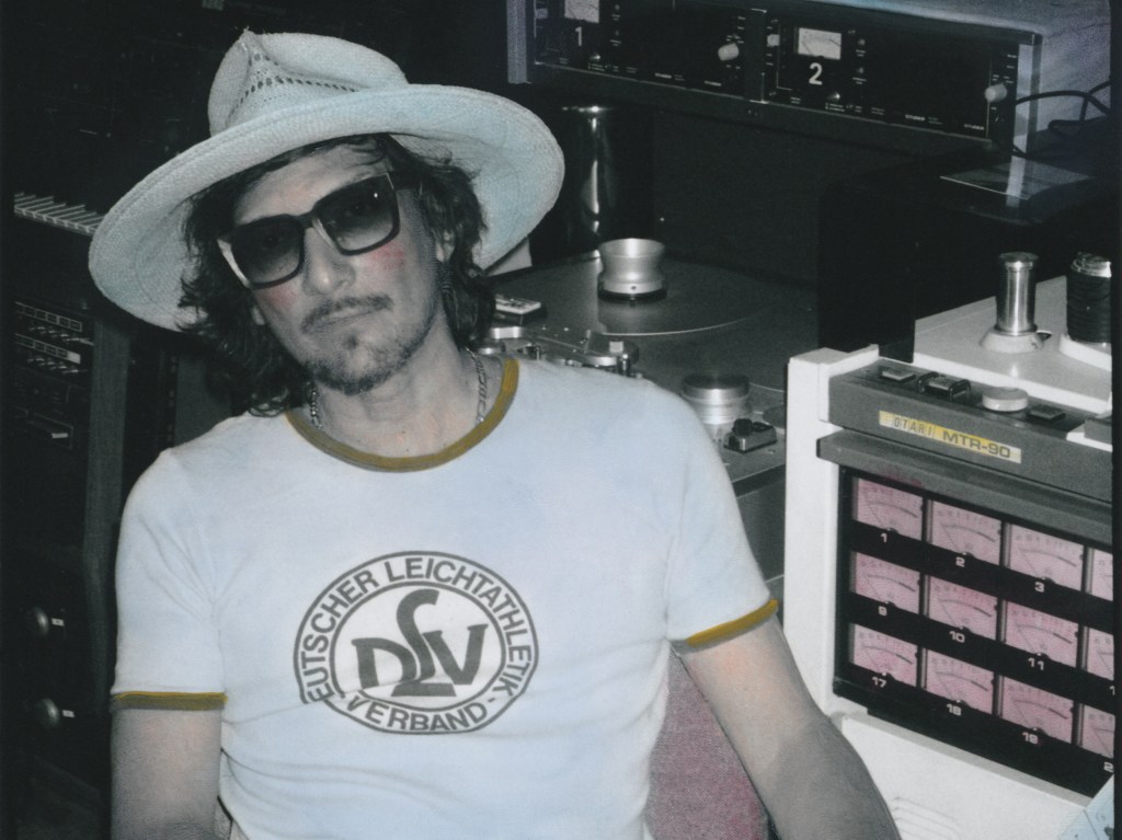 Mixarama: El nuevo caleidoscopio musical de León&nbsp;Larregui