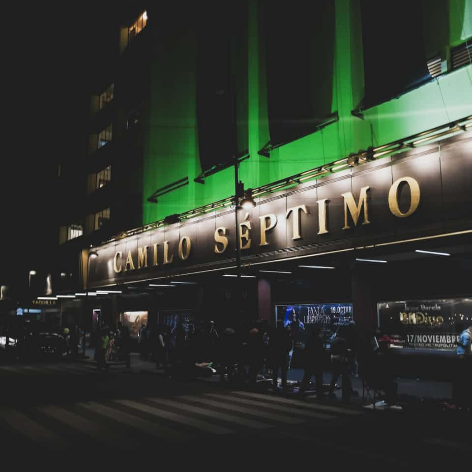 Camilo Séptimo presentó su disco Óleos en el Teatro Metropolitan como parte de su gira de los X&nbsp;años.