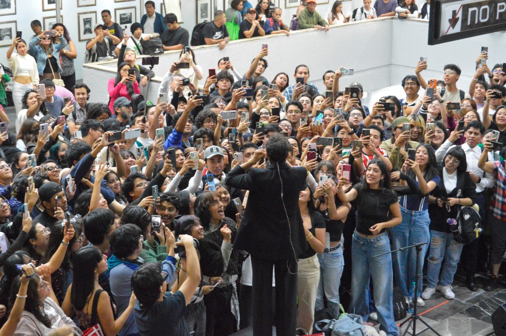 Daniel, Me Estás Matando derrocha boleroglam en el Metro&nbsp;Chabacano